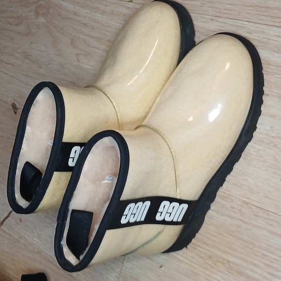 Plastic wrapped uggs - Picture 1 of 1